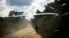 Un congolais marche sur la route reliant la ville de Bunia à celle de Mambasa, dans la province de l’Ituri, le 10 juillet 2018. John Wessels /AFP