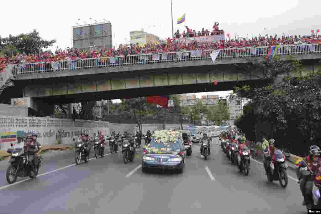 ہوگو شاویز 14 سال تک وینزویلا کے رہنما رہے، گزشتہ ہفتے اُن کی آخری رسومات میں کئی ممالک کے رہنماؤں نے بھی شرکت کی۔