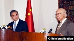 Menlu China Wang Yi (kiri) dengan Penasihat Kebijakan Luar Negeri Menlu Pakistan Sartaja Aziz mengadakan konferensi pers bersama di Pangkalan Udara Nur Khan (6/25).