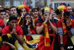 Reaksi para pendukung tim sepak bola Belgia setelah Perancis mencetak gol pertama saat mereka menyaksikan pertandingan semifinal Piala Dunia 2018 antara Perancis dan Belgia di zona fans di Brussels, Belgia, 10 Juli 2018.