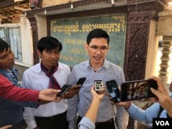រូបឯកសារ៖ លោក​អ៊ួន ឈិន និង​លោក​យាង សុធារិន អតីត​អ្នកយក​ព័ត៌មាន​របស់​វិទ្យុអាស៊ីសេរី​ និយាយ​ជាមួយ​អ្នកកាសែត​នៅក្រៅ​សាលាឧទ្ធរណ៍​ក្នុង​ទីក្រុង​ភ្នំពេញ កាលពីថ្ងៃទី​២៣ ខែ​ធ្នួ​ ឆ្នាំ​២០១៩។ (ទុំ ម្លិះ​/VOA)