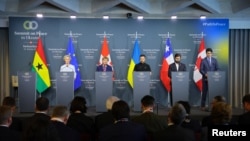La presidenta de la Comisión Europea, Ursula von der Leyen, la presidenta suiza, Viola Amherd, el presidente de Ucrania, Volodymyr Zelenskiy, el presidente de Chile, Gabriel Boric, y el primer ministro de Canadá, Justin Trudeau, en la clausura de la Cumbre el 16 de junio de 2024.