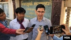 FILE: Uon Chhin and Yeang Sothearin, former RFA reporters talk to reporters outside of appeal court on 23 December, 2019. (Tum Malis/VOA)