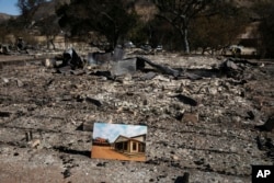 Сгоревшее здание фермы «Парамаунт» в районе Агура-Хиллс на юге Калифорнии: до и после пожара