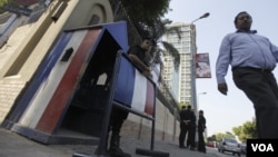 A riot policeman stands guard outside the French embassy in Cairo, September 19, 2012.
