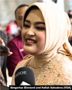 Annisa Maharani Aizahra Mahesa, anggota termuda untuk DPR RI periode 2024-2029, saat diwawancarai usai pelantikan di Kompleks DPR/MPR RI di Jakarta, 1 Oktober 2024. (Foto: Gregorius Giovanni and Hafizh Sahadeva/VOA)