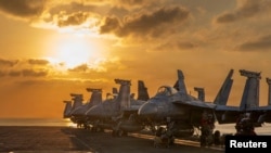 جنگنده‌های مستقر بر ناو یو‌اس‌اس آبراهام لینکلن