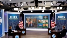 美国总统拜登在华盛顿与商界和劳工领袖就《芯片法案》举行虚拟会议