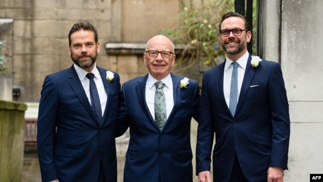 Rupert Murdoch, oğulları Lachlan ve James ile.