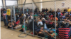 Para migran pencari suaka ditempatkan berjejal-jejal di fasilitas penahanan di kota McAllen, Texas (foto: dok). 