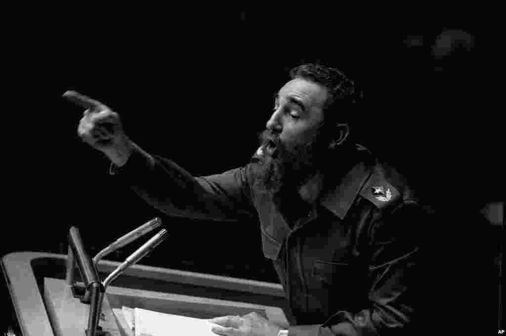 En esta foto de archivo del 12 de octubre de 1979, el presidente cubano Fidel Castro hace un gesto durante un extenso discurso ante la Asamblea General de la ONU, en Nueva York.