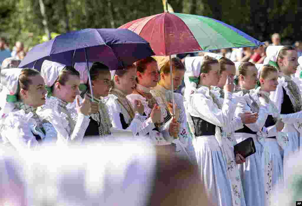مراسم مذهبی دوشنبه سفید در شرق آلمان -&nbsp;این زنان جوان یک رسم مذهبی مربوط به &laquo;سوربی&raquo; ها را بجا می آورند. سوربی ها، گروهی از مردم اسلاو غرب اروپا هستند.&nbsp;