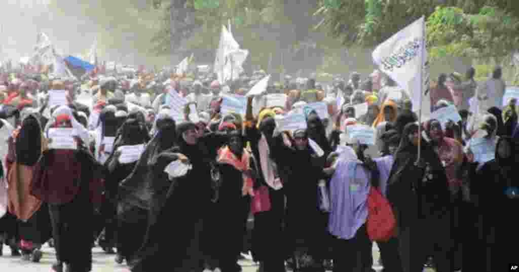 Wanawake wakiandamana nyuma ya wanaume kudai kura ya maoni iitishwe kuamua ikiwa Zanzibar ijiondowe kutoka Muungano. Maandamano yaliitishwa na jumuiya ya Uamsho