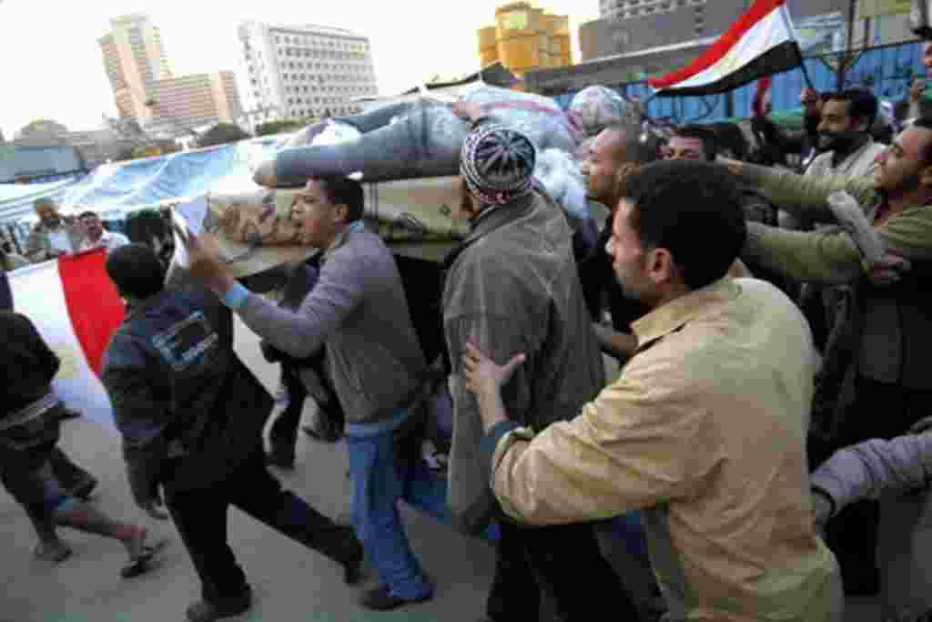 Protesters hold up an effigy of Egyptian President Hosni Mubarak during a a mock funeral at Tahrir Square in Cairo, February 7, 2011