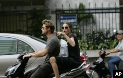 Brad Pitt và Angelina Jolie trong một dịp đến thăm Tp. Hồ Chí Minh, Việt Nam.