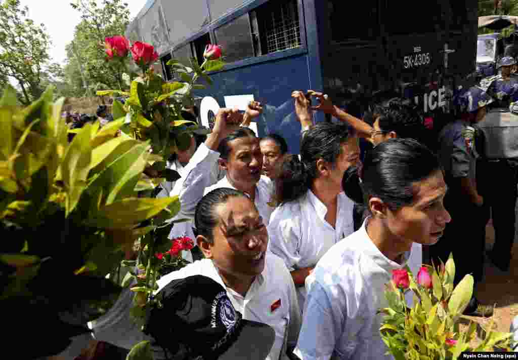 နိုင်ငံရေးအကျဉ်းသားတွေ ပြန်လည်လွတ်မြောက်