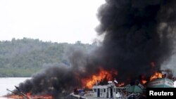 Indonesia destroys illigal fishing boats