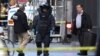 پلیس نیویورک برای خنثی کردن بمب جاسازی شده در یک بسته پستی ارسالی به ساختمان تایم وارنر (سی ان ان) در نیویورک - ۲۴ اکتبر ۲۰۱۸