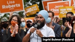 Pemimpin Partai Demokrat Baru Kanada Jagmeet Singh berbicara di hadapan para pendukungnya saat berkampanye di Halifax, Nova Scotia, Kanada, 17 September 2021. (Foto: Ingrid Bulmer/Reuters)