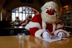 Sinterklas berkonsentrasi saat mereka menghadiri sekolah Sinterklas dengan menjaga jarak sosial di Katedral Southwark, London, Senin, 24 Agustus 2020.