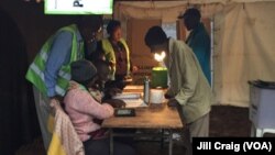 Para pemilih datang ke TPS di Pengadilan Distrik, Kibera, Kenya, 26 Oktober 2017, sebuah daerah kumuh di Nairobi, untuk berpartisipasi dalam pemungutan suara ulang pemilihan presiden. 