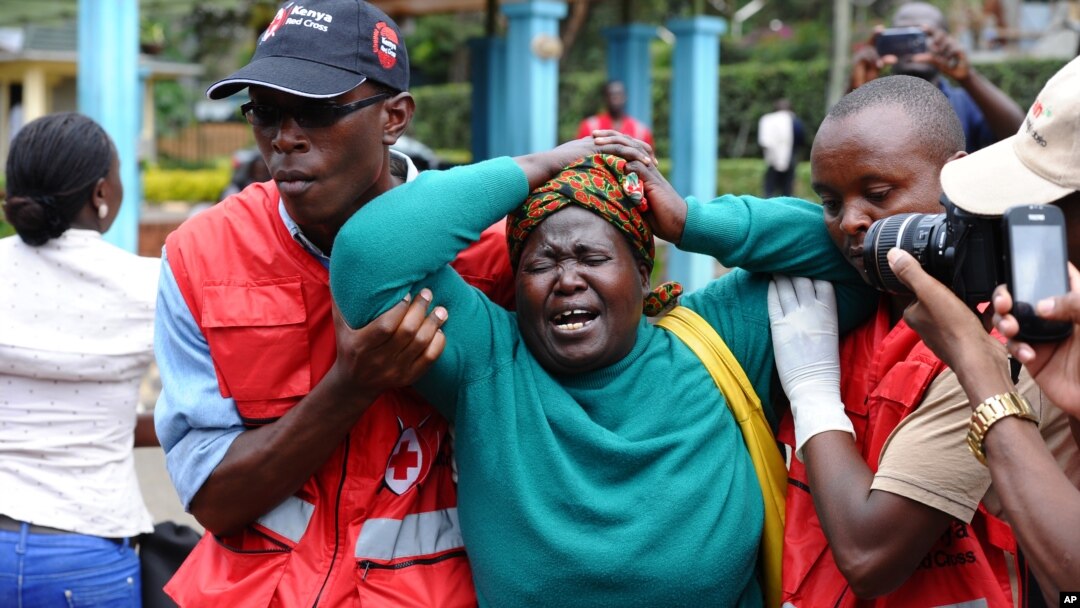Staf Palang Merah Kenya menolong seorang perempuan yang historis setelah melihat jenazah seorang sanak keluarganya, Kamis (2/4).