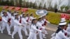 20名中国校级军官将出访日本，参加由日本笹川和平财团举办的日中军官交流活动，其为期一周的行程包括参观防卫省、航空自卫队小牧基地、海上自卫队舞鹤基地等。（美联社）
