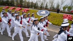 20名中國校級軍官將出訪日本，參加由日本笹川和平財團舉辦的日中軍官交流活動，其為期一週的行程包括參觀防衛省、航空自衛隊小牧基地、海上自衛隊舞鶴基地等。（美聯社）