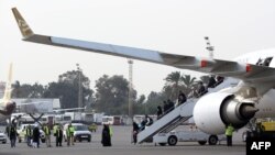 Des passagers débarquent d'un avion à l'aéroport de Mitiga, Tripoli, 20 janvier 2018.