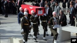 Militer Turki melakukan pemakaman salah seorang tentaranya yang tewas dalam ledakan di Ankara 19 Februari lalu (foto: dok). Turki menuduh militan Kurdi di balik pemboman di Ankara. 