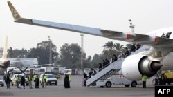 Des passagers arrivent à l'aéroport de Mitiga, Tripoli, Libye, le 20 janvier 2018.