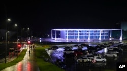 Polisi membarikade lingkungan sekitar gedung Mahkamah Agung Brazil, di Brasilia usai terjadi ledakan pada Rabu, 13 November 2024. (Foto: Eraldo Peres/AP Photo)