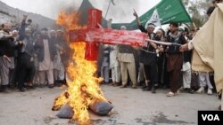 Warga Afghanistan yang marah membakar boneka Presiden Barack Obama, menyusul pembunuhan 16 warga sipil di distrik Panjawi, Kandahar (14/3).