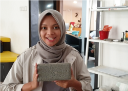 Co-Founder Tech Prom Lab, Anisa Azizah, berharap pore block bisa mengurangi banjir di Indonesia. (VOA/Rio Tuasikal)