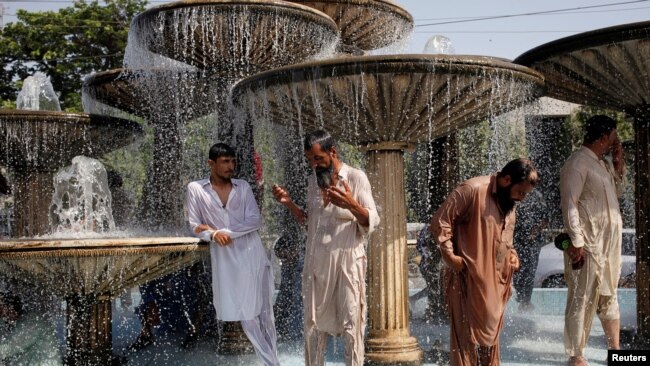 کراچی میں گرمی کی شدت سے بچنے کے لیے لوگوں نے پانی کے فواروں کے نیچے پناہ لے رکھی ہے۔