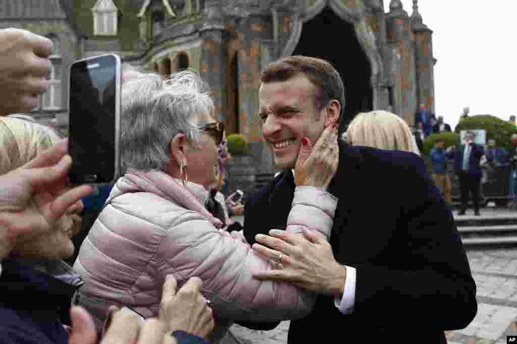 یک هوادار با رئیس جمهور فرانسه خوش و بش می کند. نتایج اولیه انتخابات پارلمان اروپا نشان می دهد برخی ملی&zwnj;گرایان افراطی در فرانسه بر فهرست مورد حمایت ماکرون پیروز شدند.