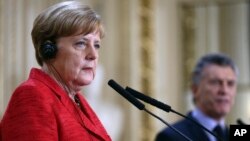 German Chancellor Angela Merkel, left, and Argentina's President Mauricio Macri attend a press conference at the government house in Buenos Aires, Argentina, June 8, 2017. 