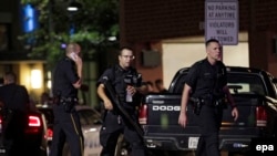 La police de Dallas après qu'un tireur ait tué cinq policiers et blessé six à Dallas, Texas, le 8 juillet 2016.