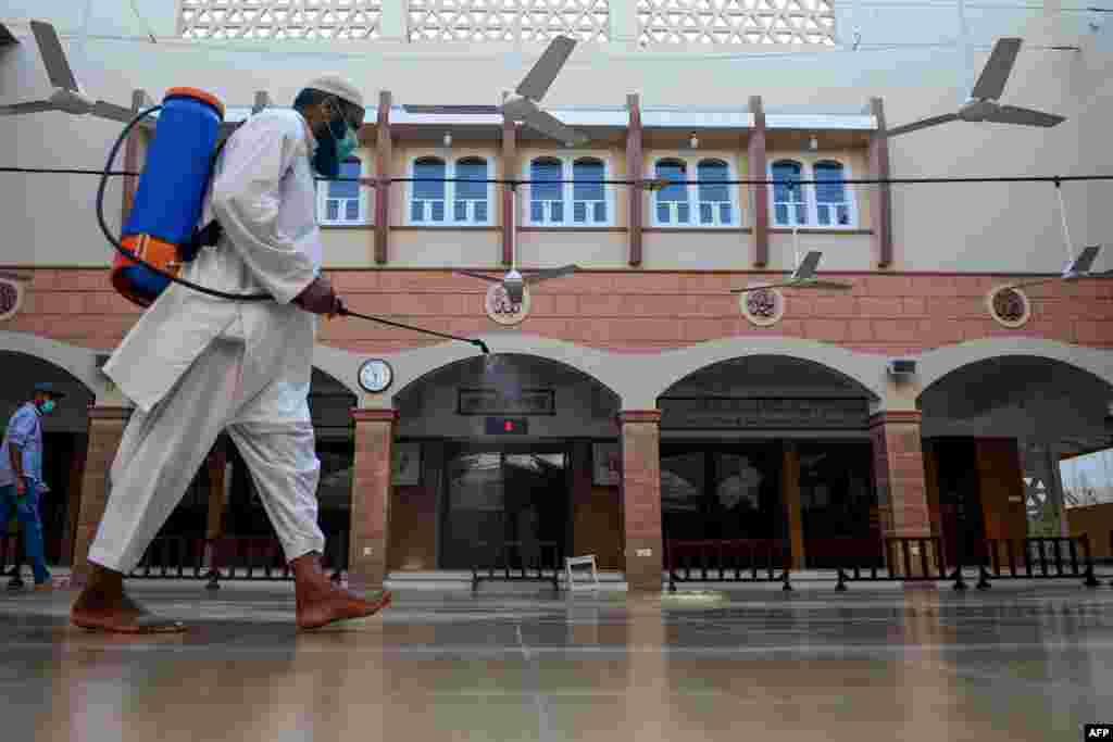 پاکستان کی مساجد میں عبادات کی مشروط اجازت دی گئی تھی۔ جس کے تحت مساجد انتظامیہ کی جانب سے انتظامات کیے جا رہے ہیں۔