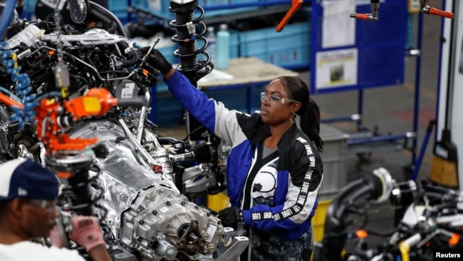 美国工人在芝加哥一家福特公司的汽车制造厂生产线上。（2019年6月24日）