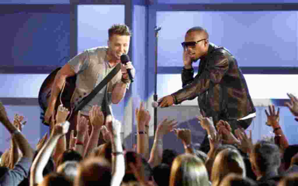 Parte del concierto, incluyó la interpretación de Ryan Tedder de la banda One Republic, acompañado por B.o.B.