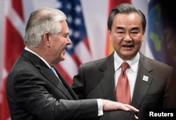 렉스 틸러슨(왼쪽) 미 국무장관이 16일 독일 본에서 진행된 주요20개국(G20) 외교장관회의 현장에서 왕이 중국 외교부장과 담소하고 있다.