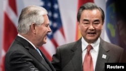Ngoại trưởng Mỹ Rex Tillerson (trái) và Bộ trưởng Ngoại giao Trung Quốc Vương Nghị trò chuyện trước phiên khai mạc Hội nghị Bộ trưởng Ngoại giao G20 tại Bonn, Đức, 16/2/2017. 