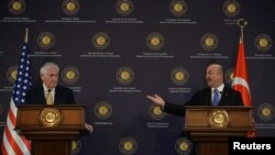 蒂勒森（左）2018年2月16日会见土耳其外长（路透社）