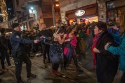 Polisi anti huru-hara Turki membubarkan pengunjuk rasa saat arak-arakan para aktivis hak-hak perempuan bergerak mmenuju Taksim Square di Istanbul, Turki, 25 November 2019.