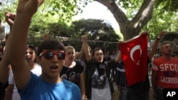 2013年6月3在土耳其的伊斯坦布尔市塔可辛广场附近的示威活动中，参与抗议的一批高中生高唱国歌。