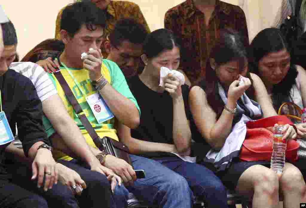 Keluarga korban berduka saat serah terima jenazah korban AirAsia 8501 di rumah sakit kepolisian, Surabaya, Jawa Timur (2/1).