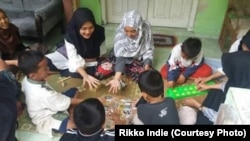 Permainan tradisional mendorong sosialisasi anak-anak lebih baik.