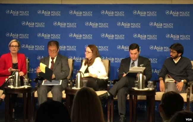 美国国防部军事创新顾问马尔库塞(右二)3月27日参加亚洲协会政策研究所举办的讨论会(美国之音叶林拍摄)