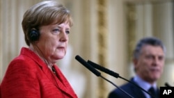 German Chancellor Angela Merkel, left, and Argentina's President Mauricio Macri attend a press conference at the government house in Buenos Aires, Argentina, June 8, 2017. 